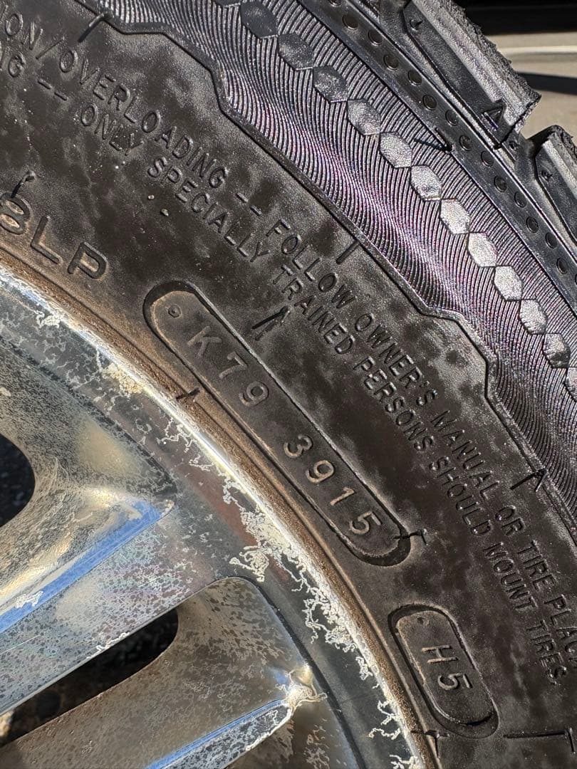 E51エルグランドライダー純正ホイール　スタッドレスタイヤ付215/60R17