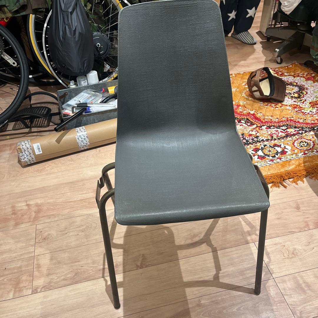 グレーのスタッキングチェア