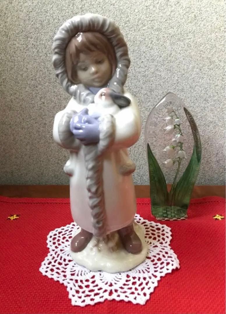 リヤドロ　うさぎを抱く少女