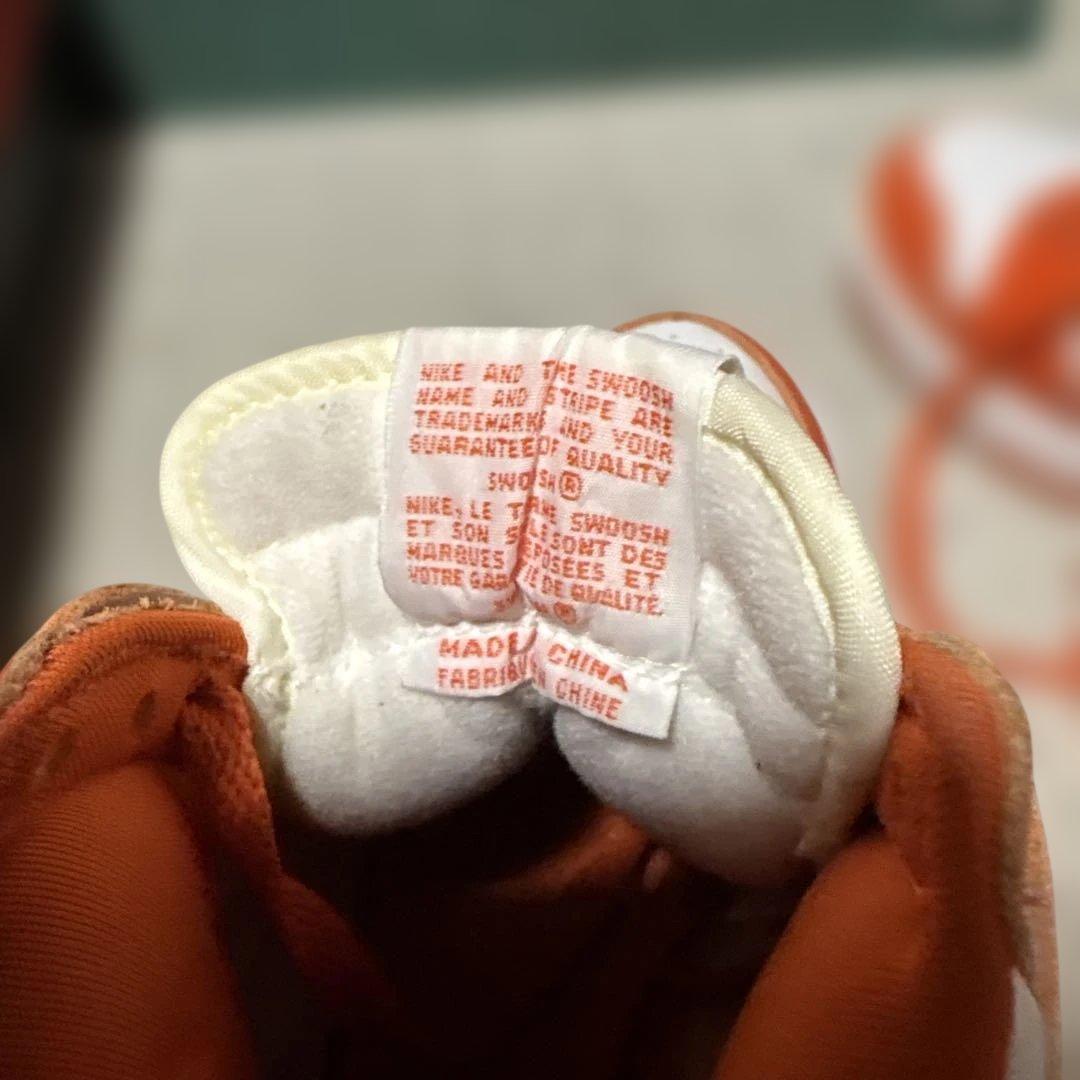 ナイキ ダンク ハイ LE ホワイトとオレンジブレイズのカラー