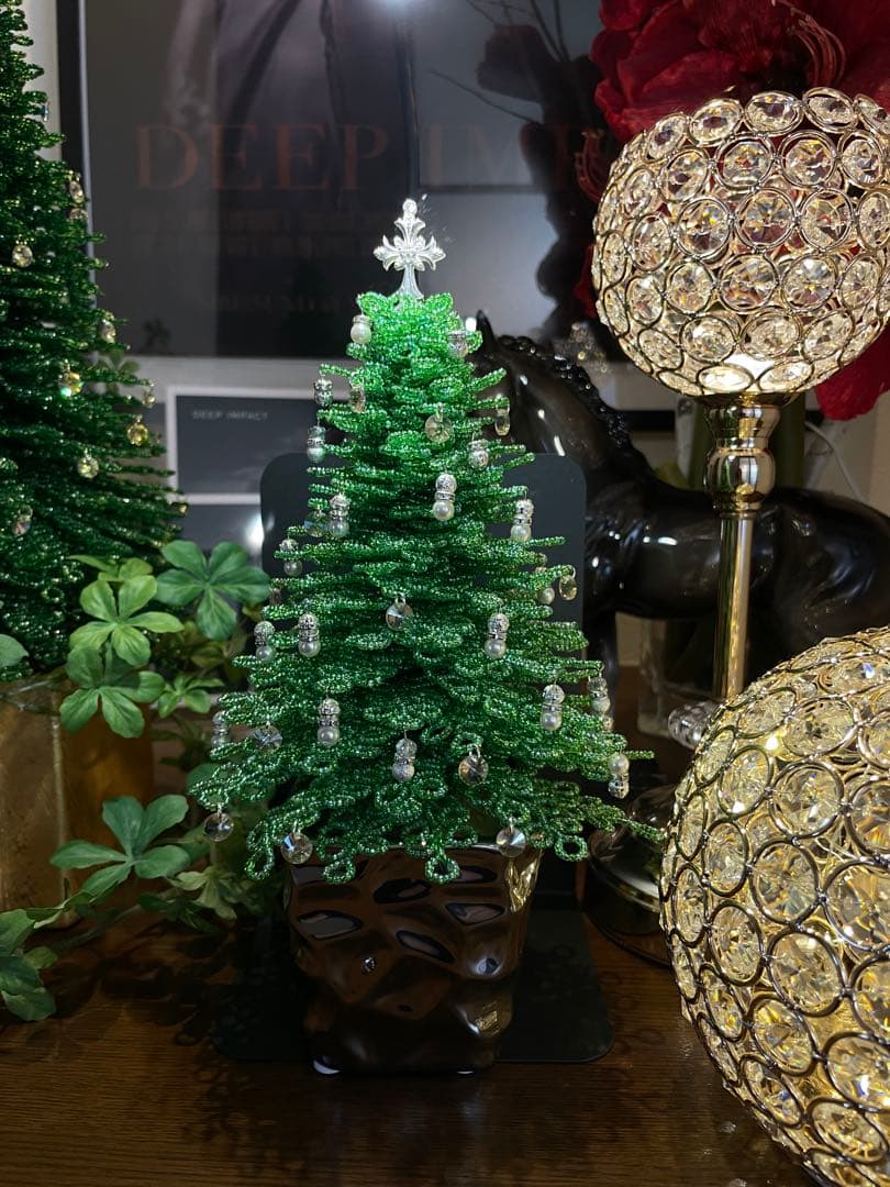 ビーズ装飾の小型クリスマスツリー