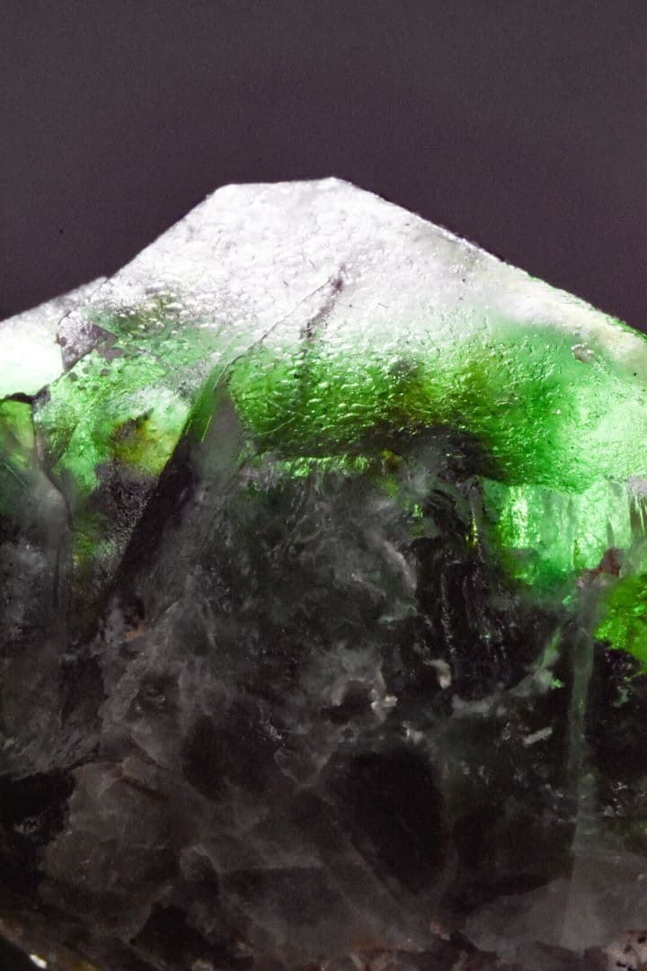ナミビアエロンゴ産 グリーンブラックフローライト