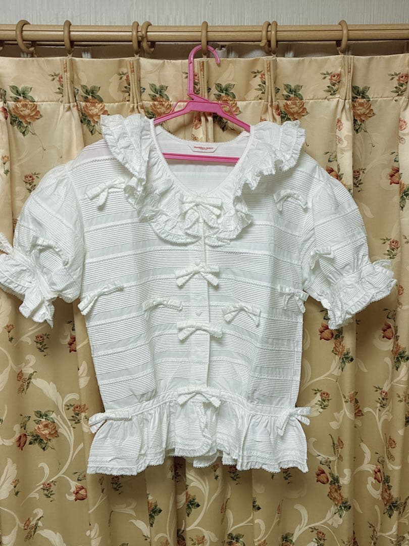 ワンダフルワールド　半袖リボンフリルオーバーブラウス