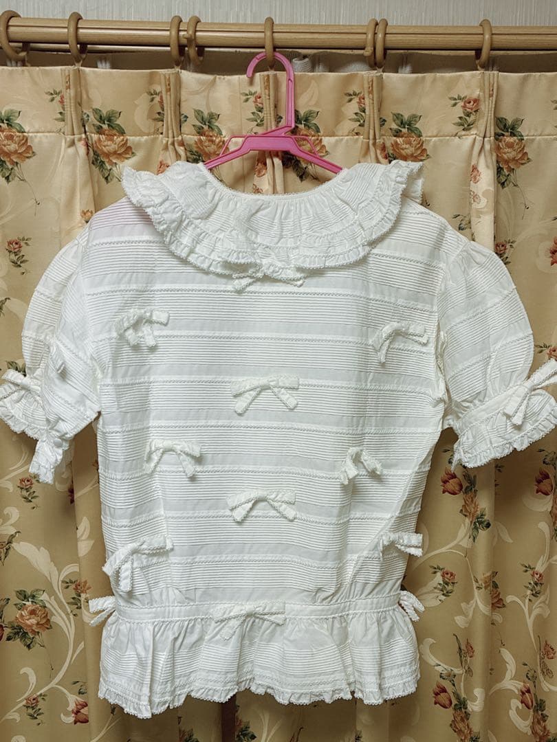 ワンダフルワールド　半袖リボンフリルオーバーブラウス