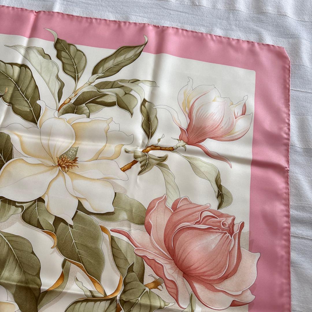 イタリア製　サルヴァトーレ フェラガモ　シルクスカーフ　花柄　ホワイト　ピンク系