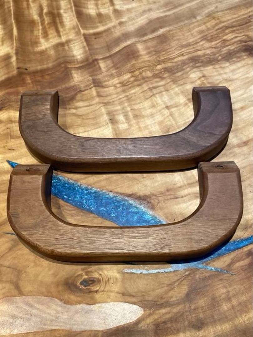 ハイエースウォールナットアシストグリップ　(サップウッド、白太)　2点セット