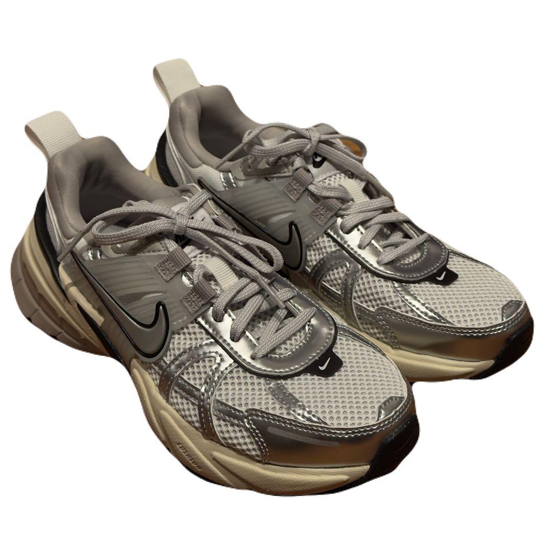 美品ナイキ メタリックシルバー【NIKE V2K RUN】メッシュ　23.5cm