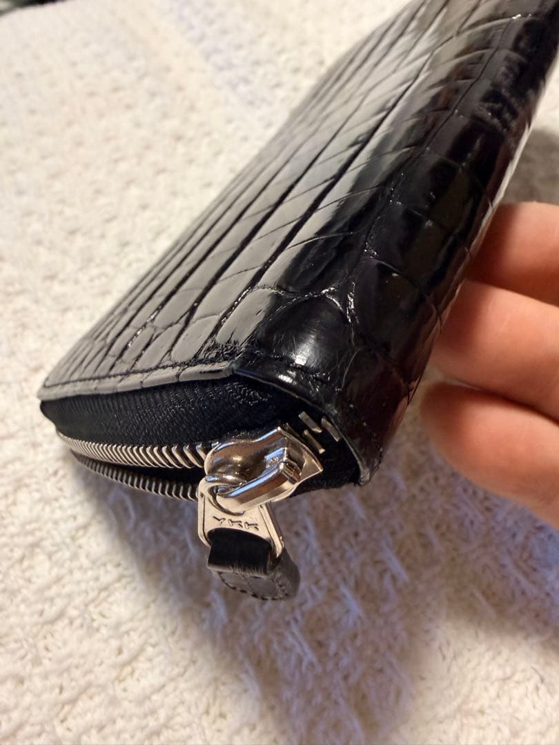 高級感のある本クロコダイル（ワニ革）を使用したラウンドファスナー長財布