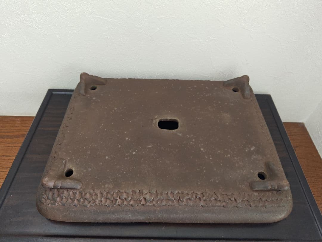 茶色の陶器製四角鉢　落款あり 中型