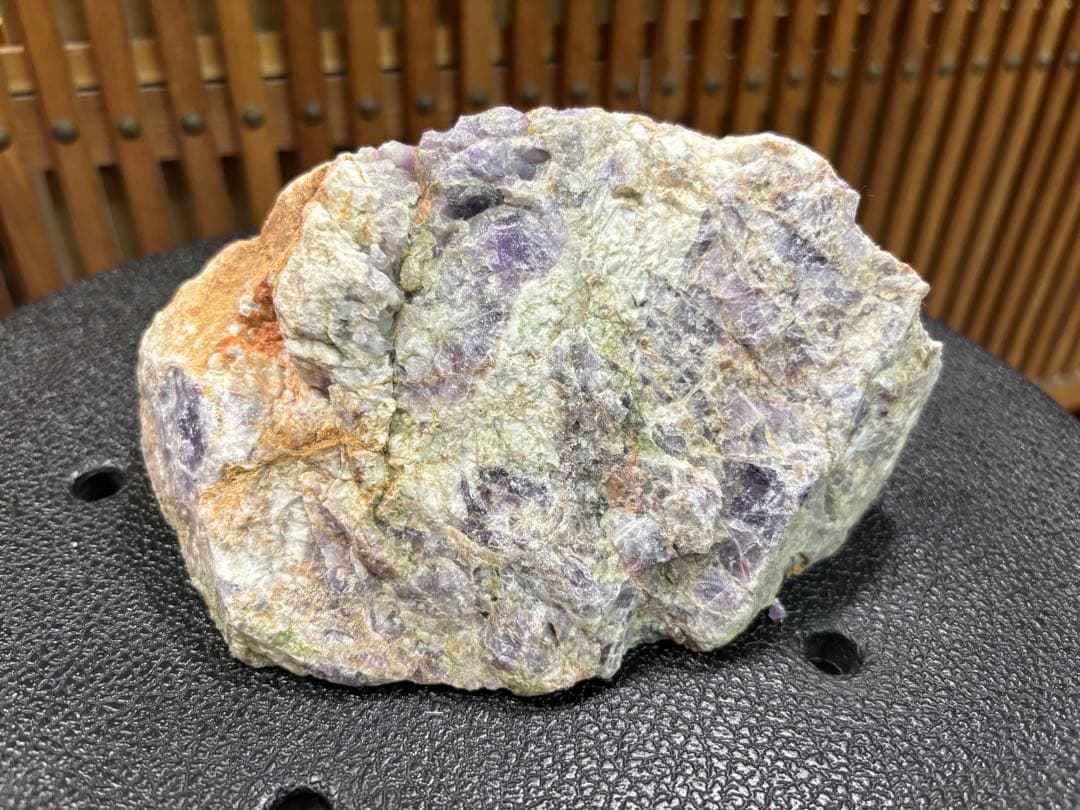 大化けするかも❣️❣️ 天然紫色 原石 紫色と緑色の混合 １６５６g