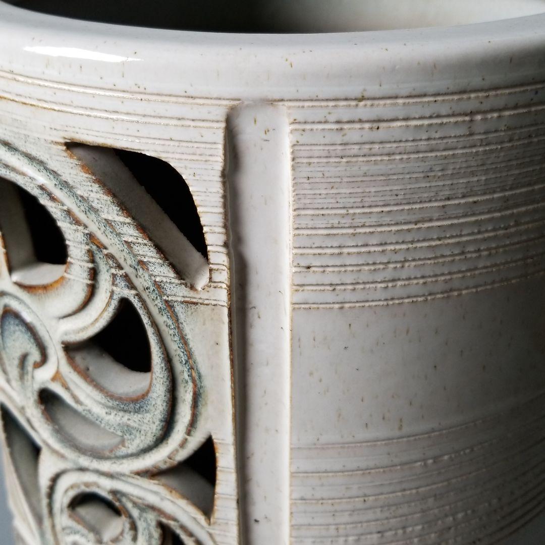 信楽焼傘立て  唐草縦彫り 高さ４６cm