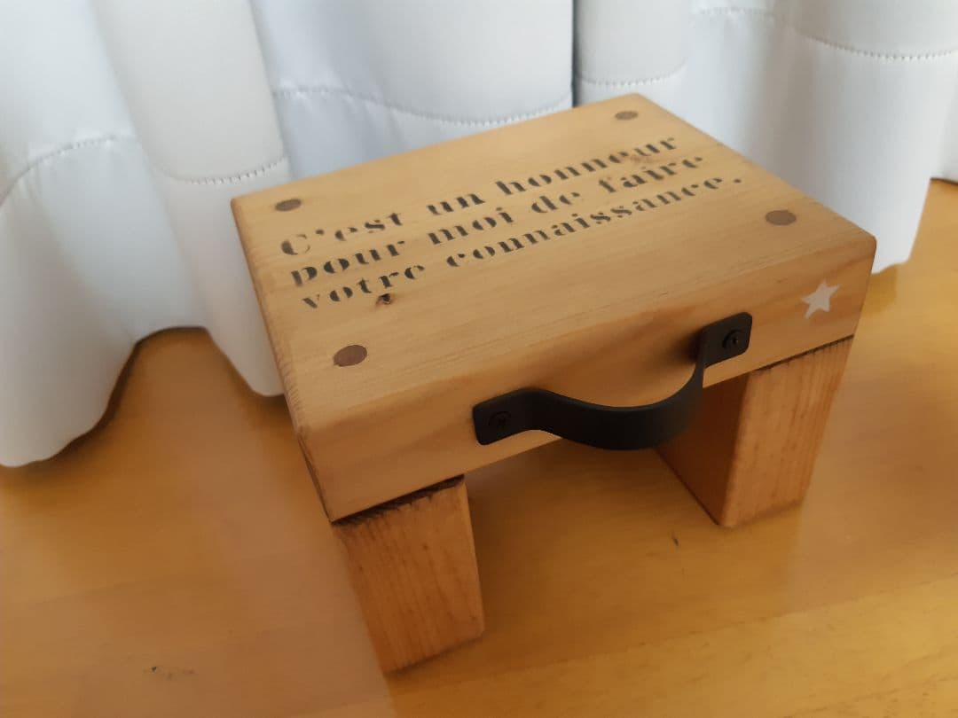 木目の美しい　ハンドメイド　リトルテーブル