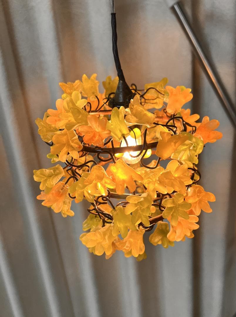 ユダライトランプ イエローとグリーンの小花　ミハエルネグリン 点灯します。