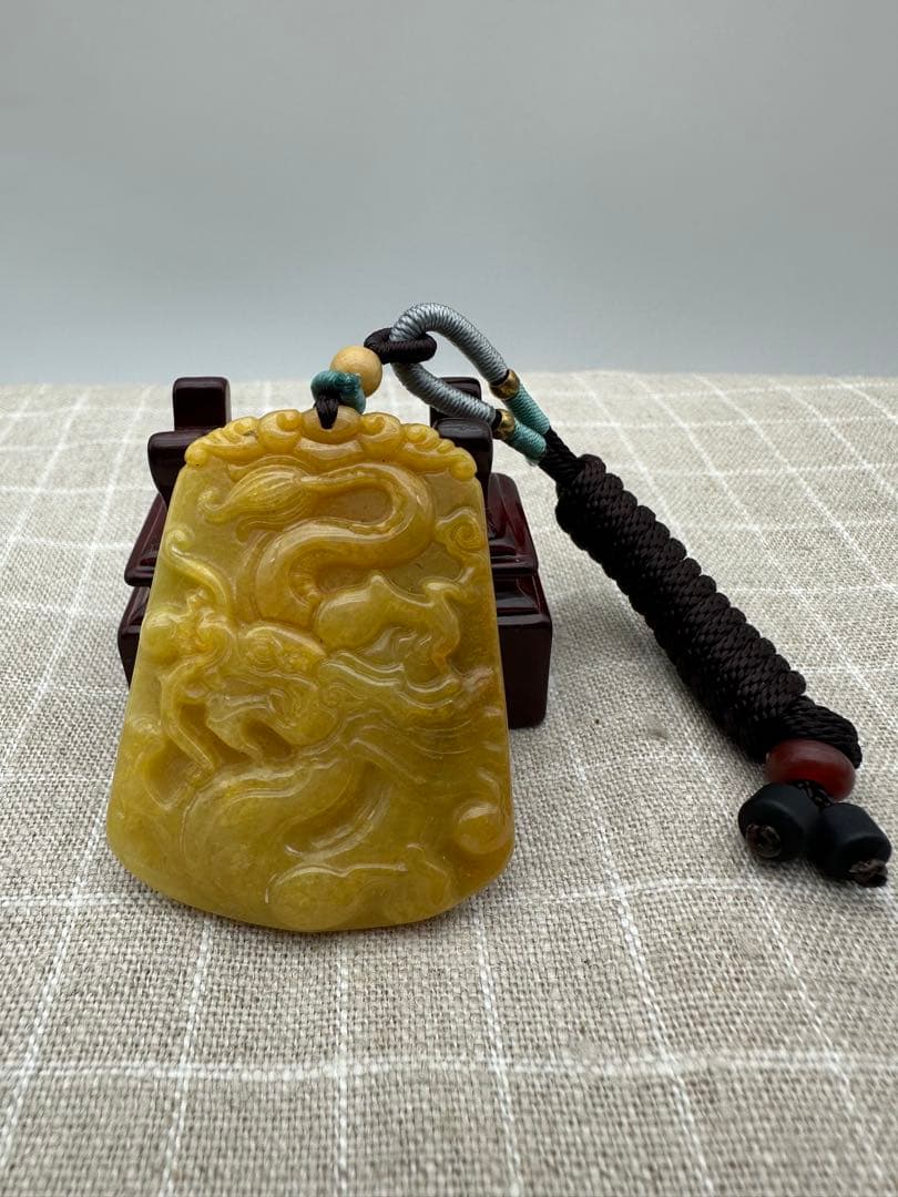 ☆天然☆ ミャンマー翡翠 黄翡翠 精巧な彫刻（竜紋）ネックレス ペンダント
