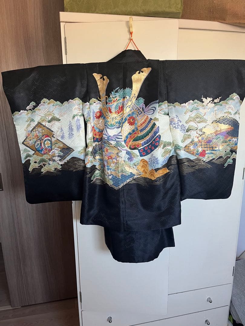 黒い刺繍入り着物（ストライプの袴と小物付き）#七五三