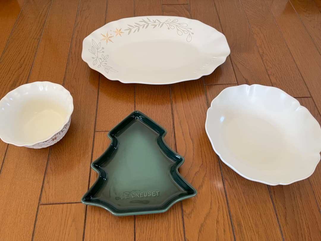 ル・クルーゼのクリスマスセット　ツリープレート　エレガントフリル