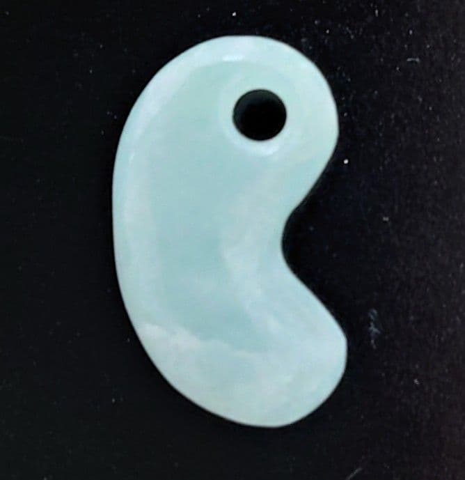 【セール】糸魚川翡翠　勾玉　氷種