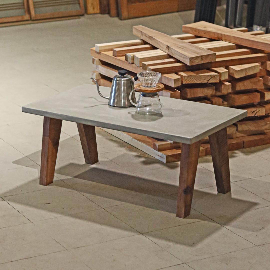 センターテーブル｜ライトグレー｜三角脚｜薄塗りモルタル｜ダイニングテーブル