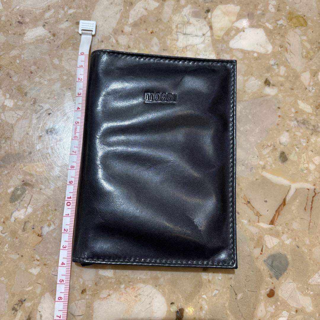 新品タグ付きm0851 黒 レザー パスポートケース