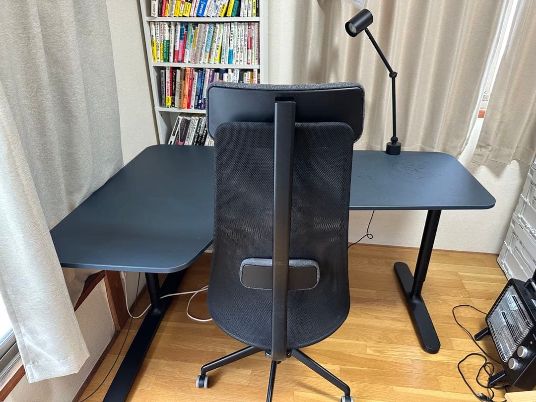 机と椅子とライトの3点セット