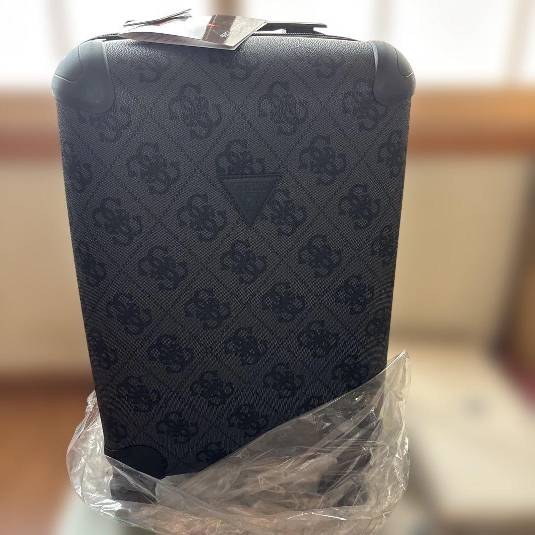 C*g様 新品 GUESS キャリーケース 黒 ロゴ柄 24時間以内発送！
