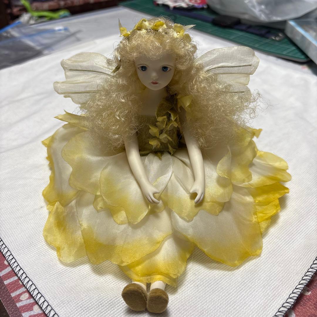 陶器の黄色の羽付き人形(wakatsu mariko)