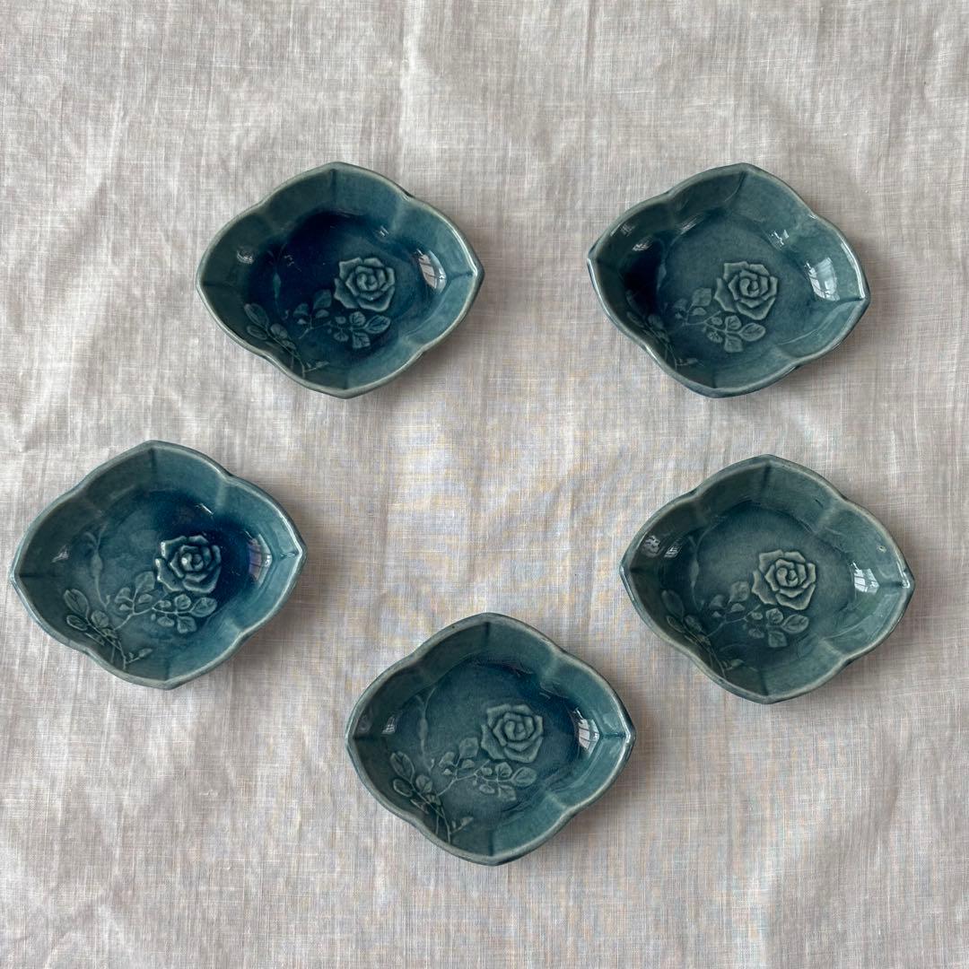 淡路　珉平焼　薄瑠璃薔薇の図 瑠璃釉青交趾陽刻 豆皿5客(江戸後期骨董古美術