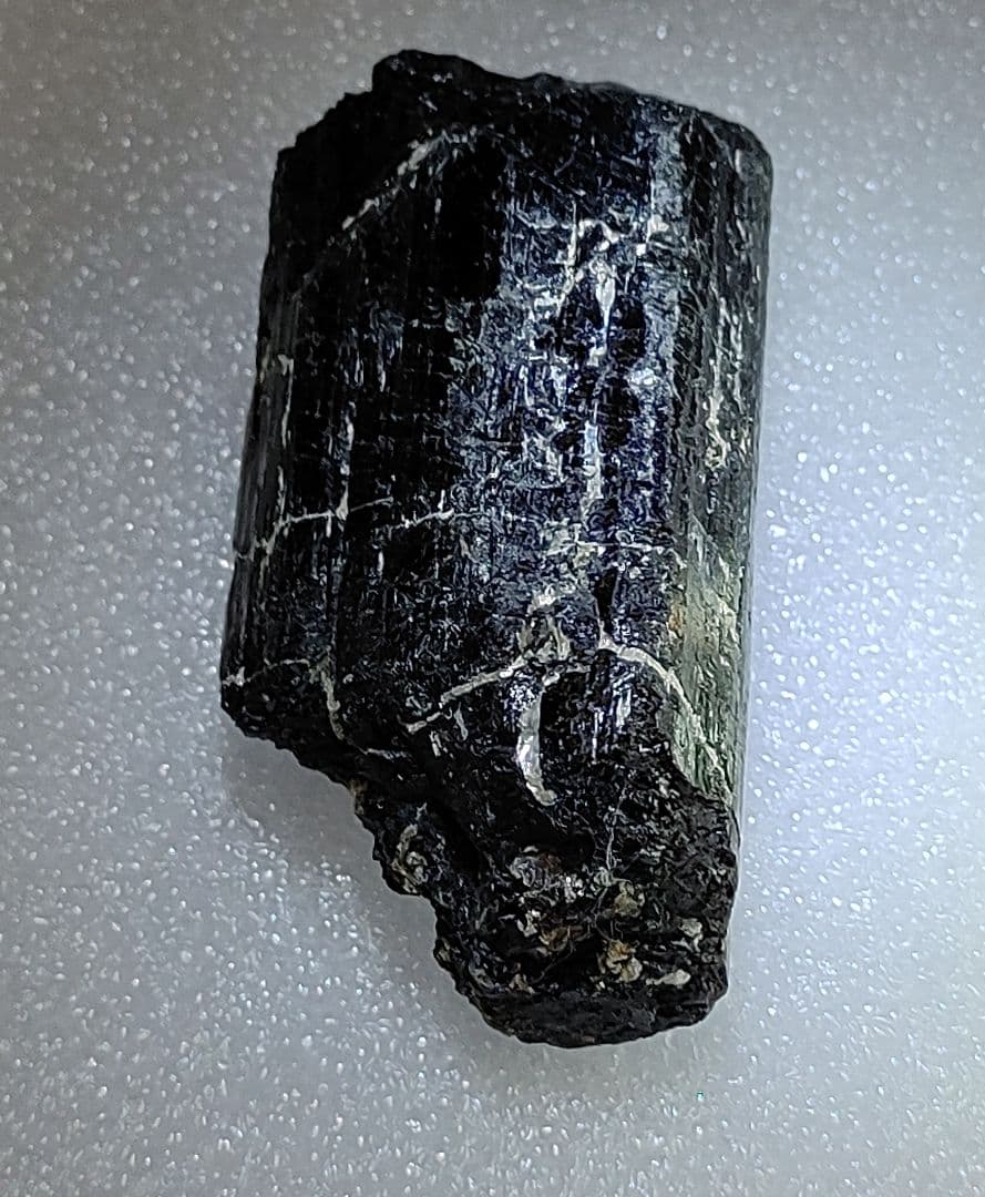シルバー色の雲母が内部に共生している、ブラックトルマリンの原石です。125g