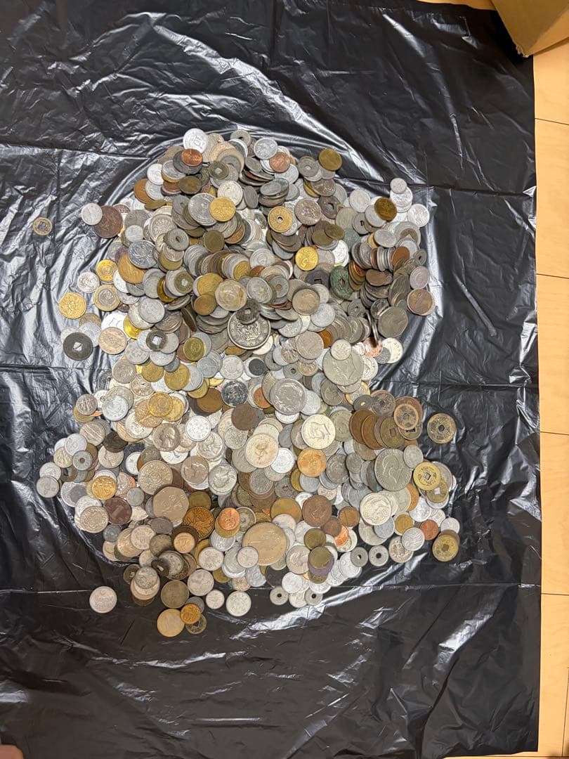 北*地様 日本の昔のお金と海外のお金（約4キロ）