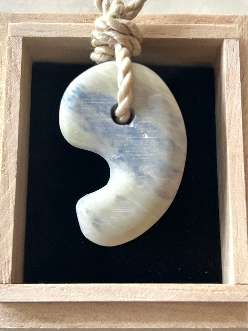 【神話の石】フェアリースキンサファイア特大勾玉　精麻より紐ネックレス