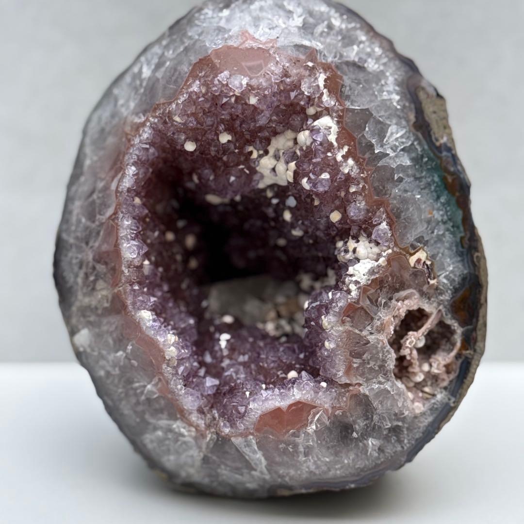 2kg 見どころ満載な ピンクアメジスト ドーム ジオード 天然石　台座付