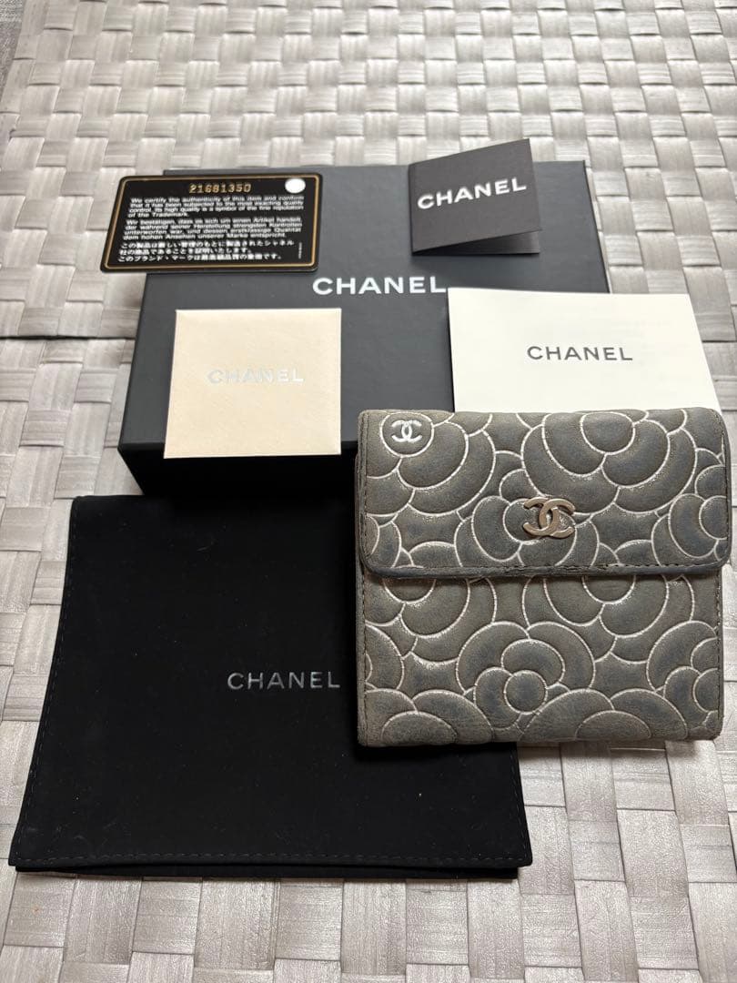 CHANEL グレー 二つ折り財布 フラワーパターン