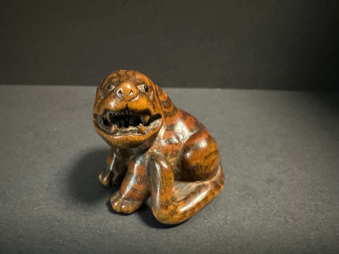 【根付(netsuke)】虎の根付　木製　江戸時代
