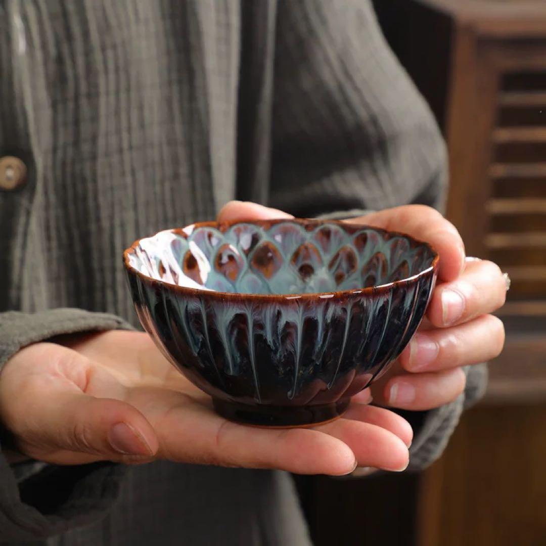 花びら模様の陶器茶碗