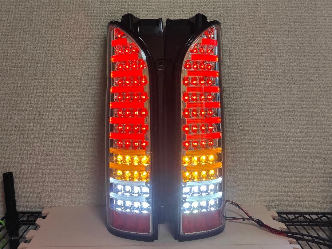 新品未使用品 ハイエース テールランプ ヴァレンティ レガンス ヘリオス