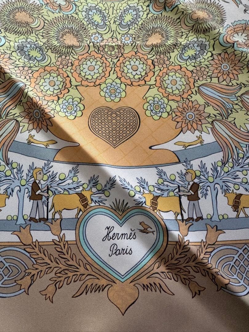 Hermès ライトトーブ　馬と花柄　カレ　90