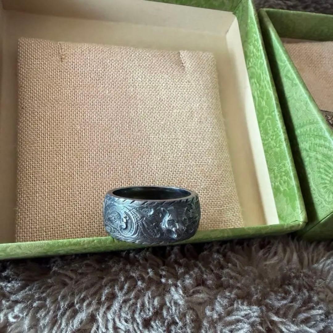 GUCCI ブラックリング 彫刻デザイン 20号