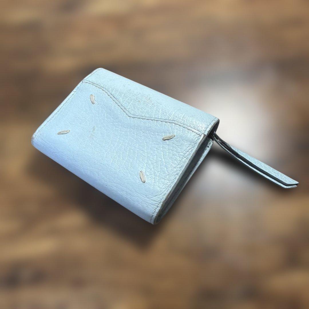 メゾンマルジェラ エンベロープ 三つ折財布 エンボス素材 ブルー