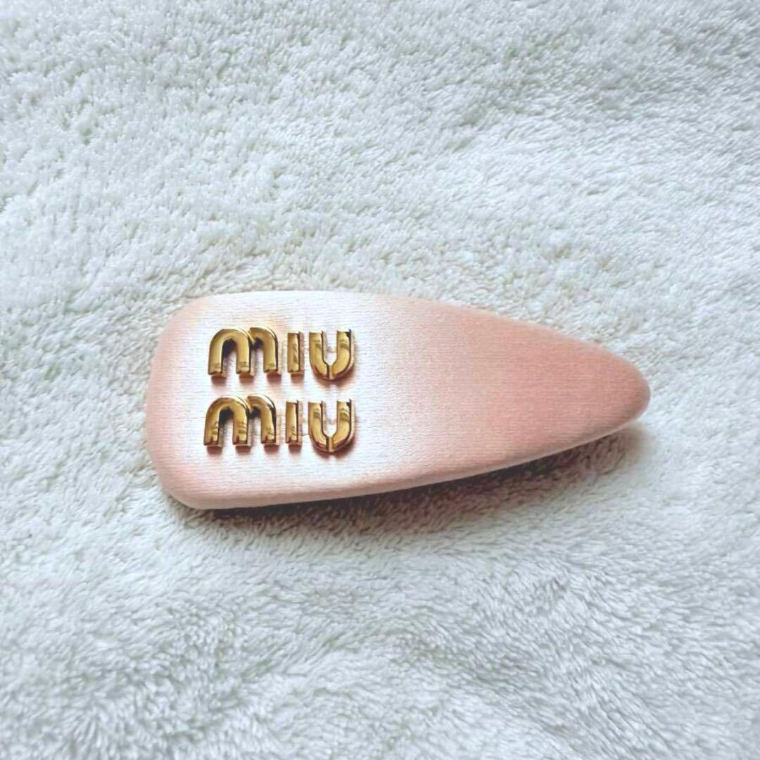 【伊勢丹購入品】ミュウミュウ サテン ピンク ヘアクリップ 現行完売 希少カラー