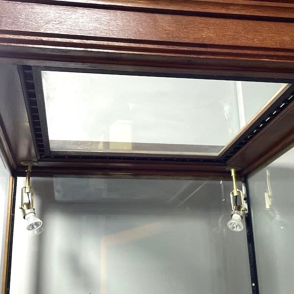 関西限定　送料別　イギリスビンテージ　木製ガラスキャビネット ライト付き　飾り棚