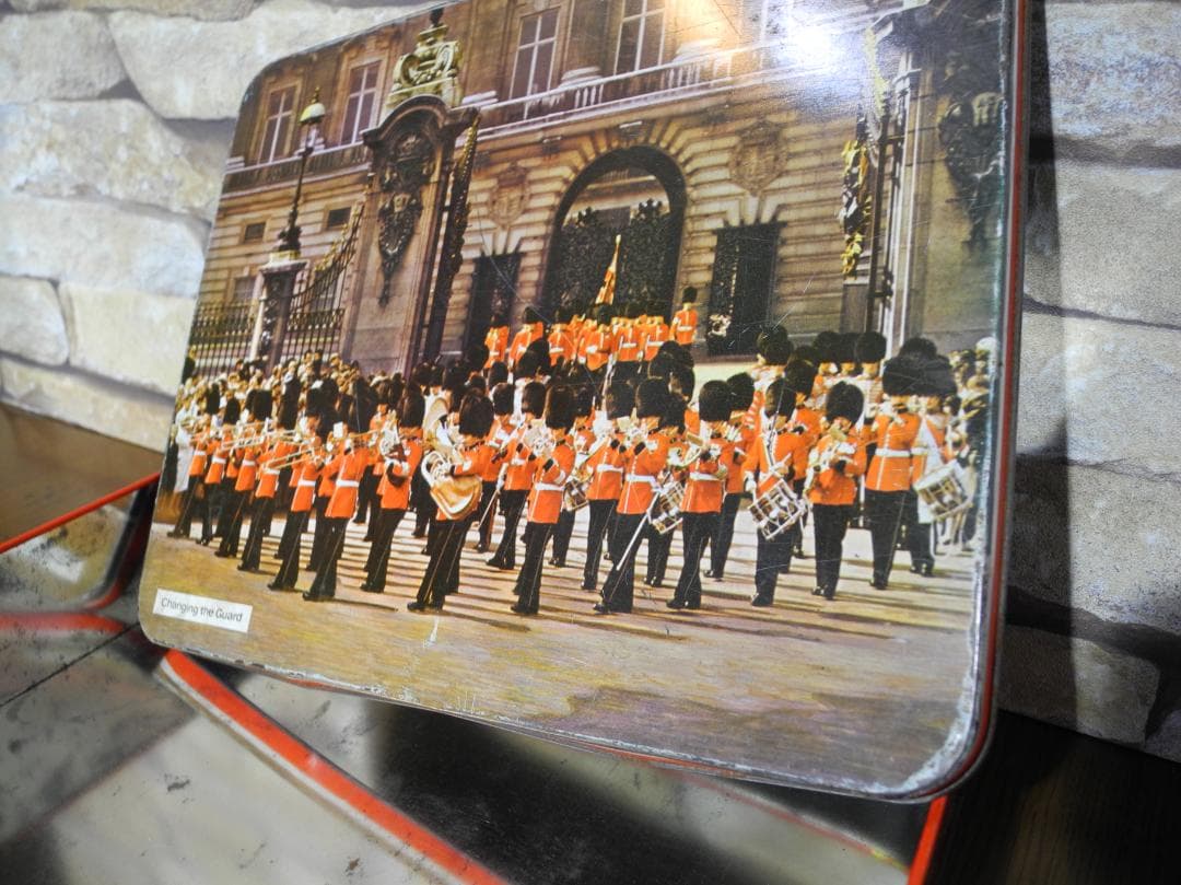 【ビンテージ品】エリザベス女王とフィリップ殿下／ガーズのショートブレッド空き缶