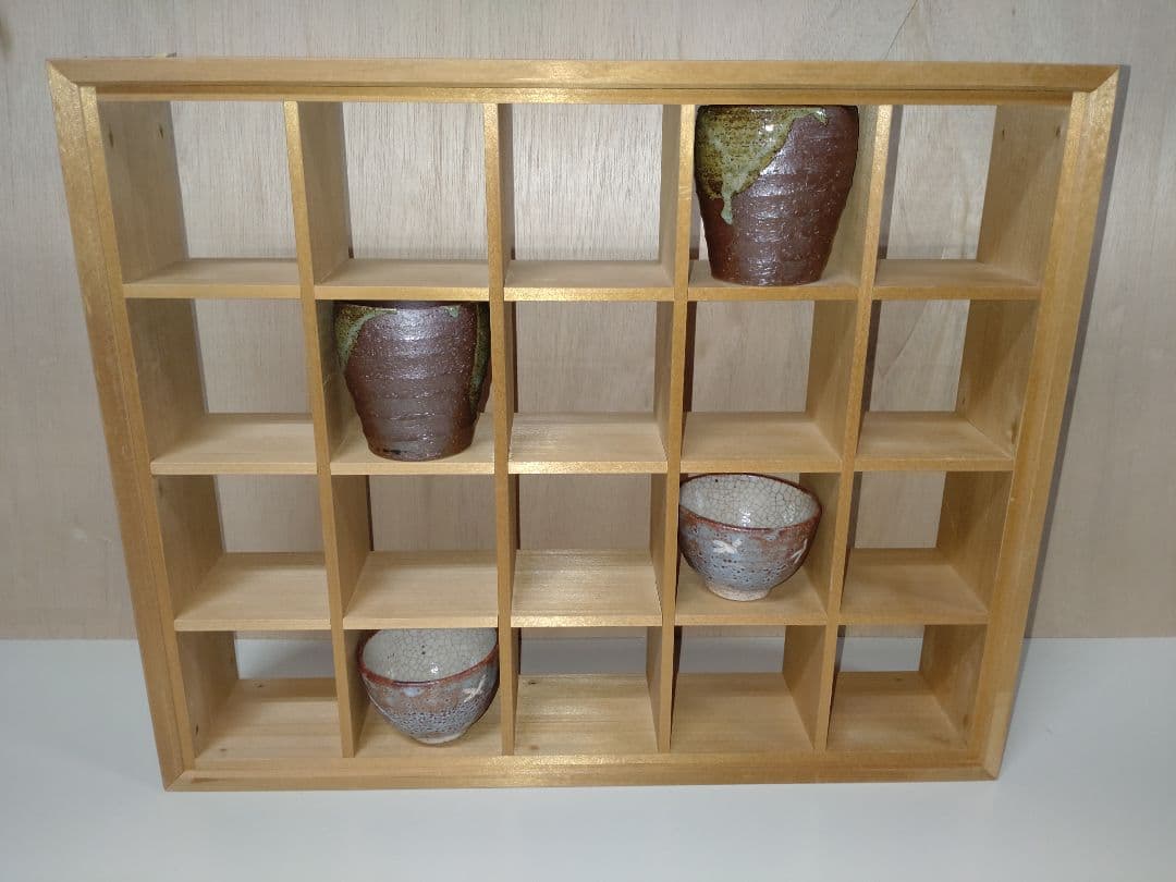 Ｄ 飾り棚　アガチス材　コレクションラック （ 蕎麦猪口 茶碗 骨董品 等に）