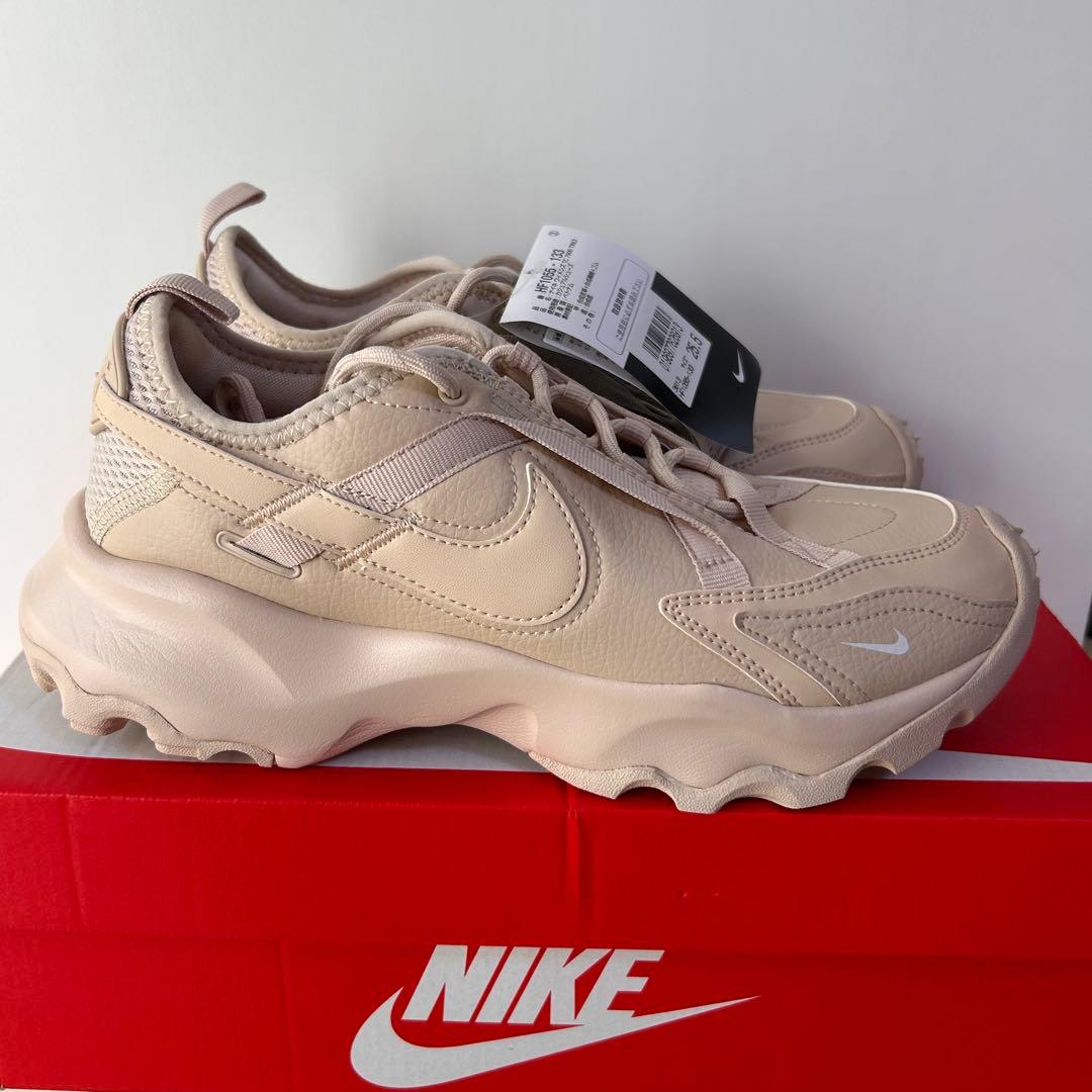 NIKE ベージュ スニーカー