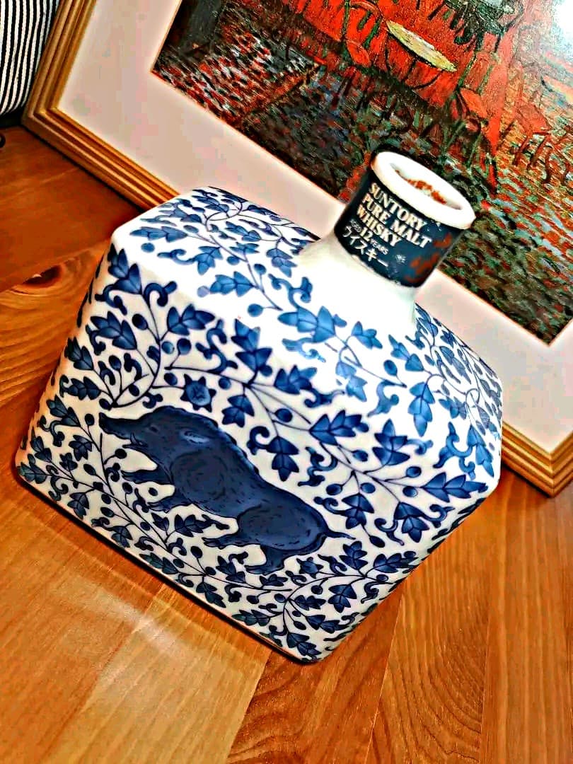 空き瓶　山崎12年　干支シリーズ　有田焼 染付牡丹唐草　亥絵 干支 陶器ボトル