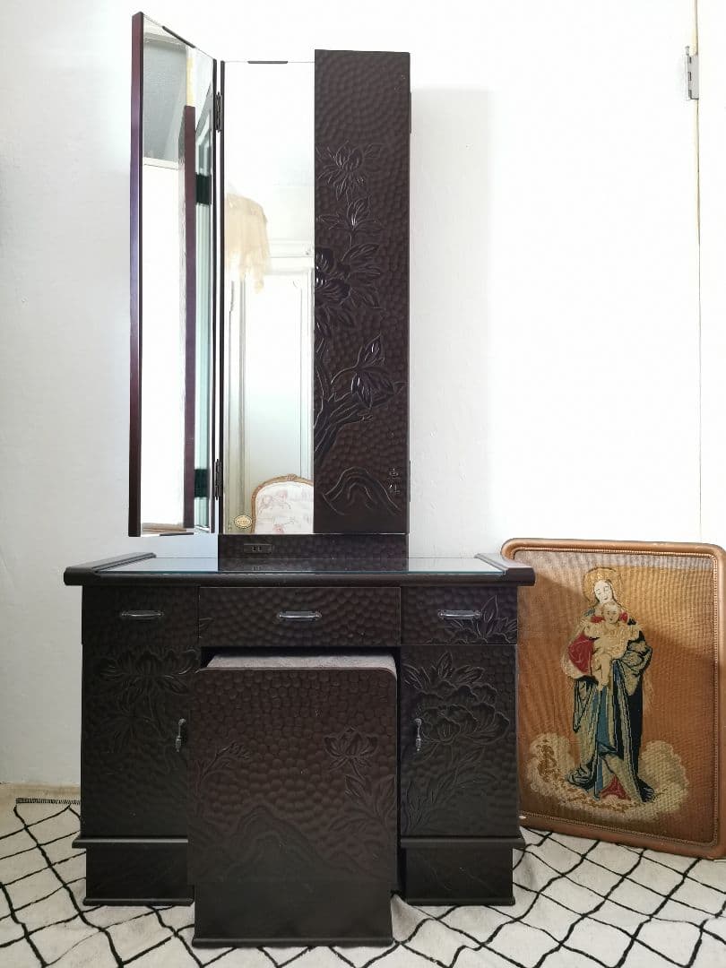 日展恵仙 伝統工芸 芍薬鎌倉彫 本漆塗仕上 三面姿見桐製鏡台 椅子付ドレッサー