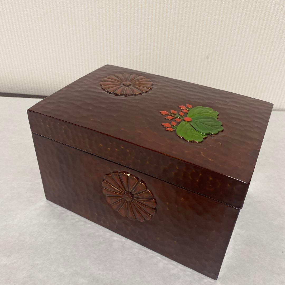 木製茶箱　菊桐彫模様色付き　未使用