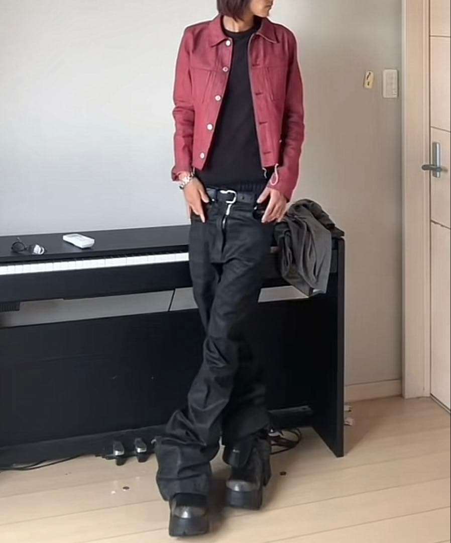 赤いクロップドデニムジャケット