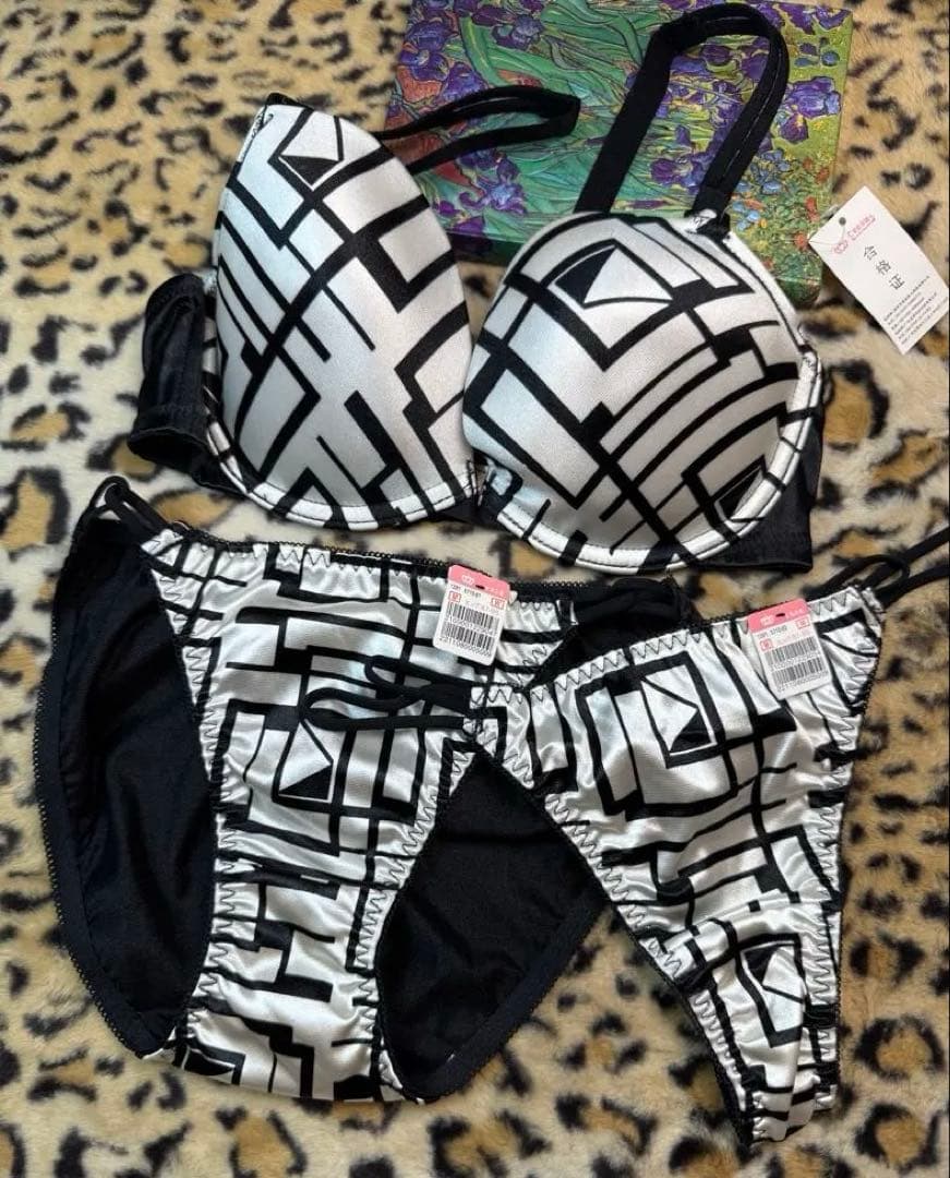 エメフィール　廃盤モデル　サテン　ピカピカ　ツルすべ　D70