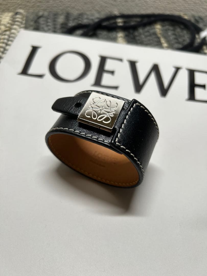 LOEWE ロエベ　箔押しレザーブレスレット　アナグラム