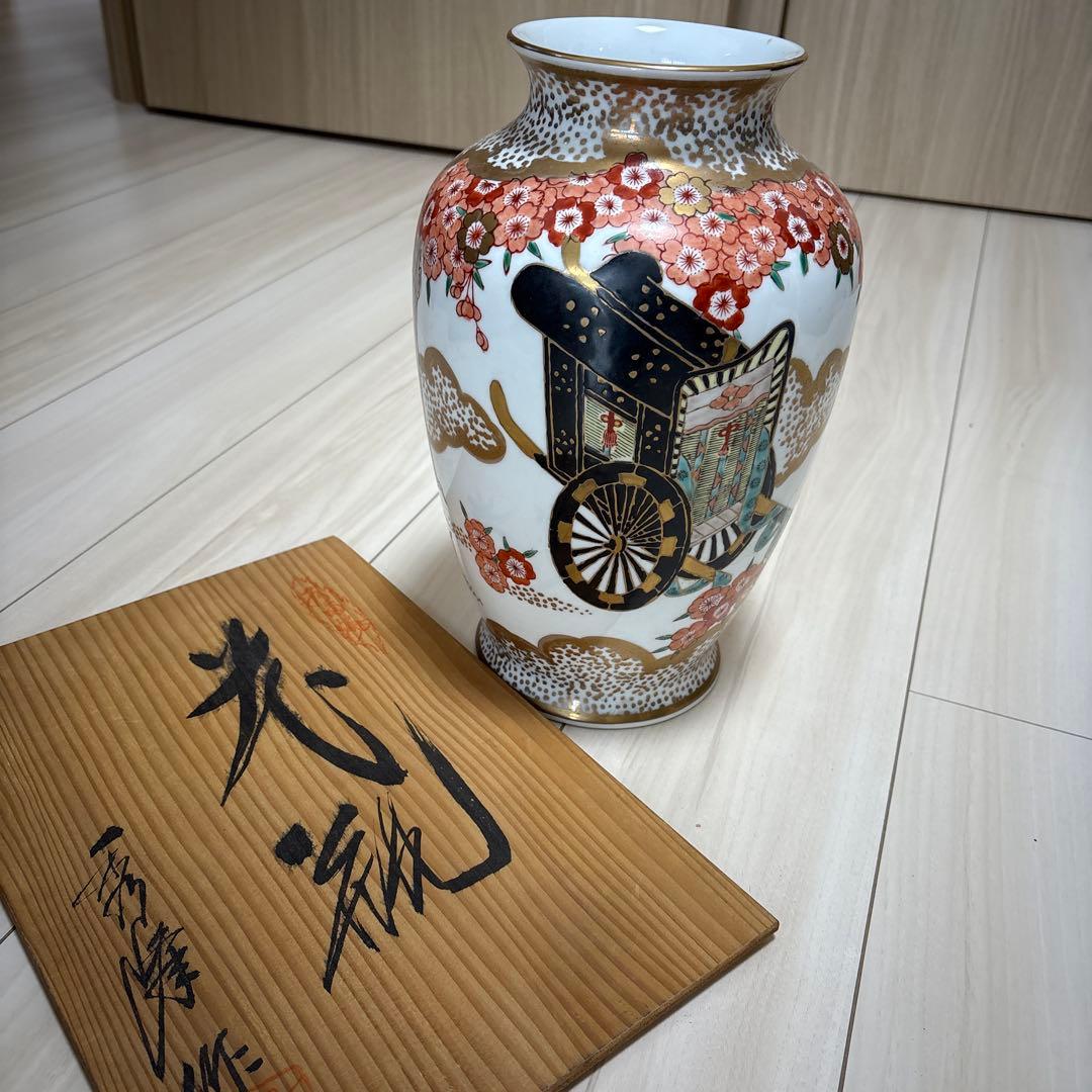 花柄と車輪のデザインの陶器花瓶